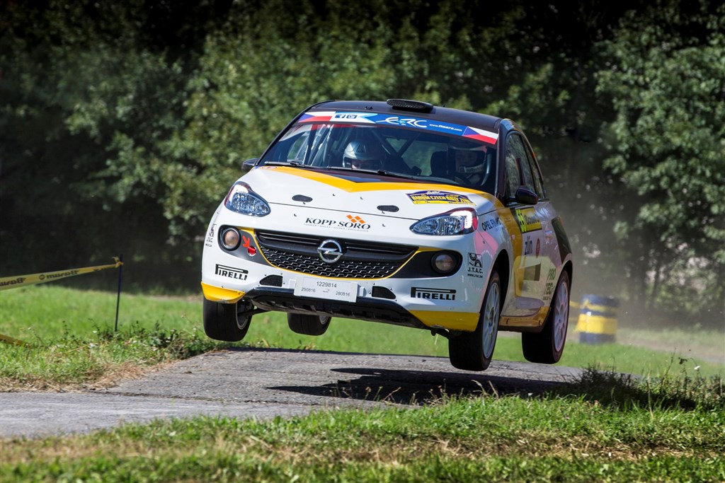 Jacob Madsen og Line Lykke Jensen kørte med et gennemsnit på lige under 100 kilometer i timen med deres Opel ADAM R2 på de snoede og vanskelige tjekkiske veje. Her har de sluppet med alle fire hjul
(Foto: Josef Petru)